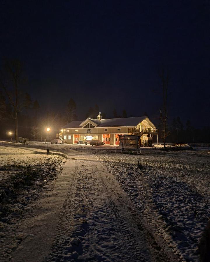 Mysig Laegenhet Med Oeppen Planloesning Pa Haestgard. Villa Ljung Luaran gambar